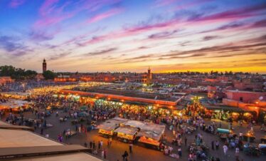 Place-Jemaa-El-Fna-Marrakech-tombée-de-la-Nuit