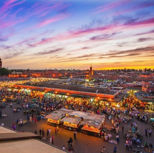 Place-Jemaa-El-Fna-Marrakech-tombée-de-la-Nuit
