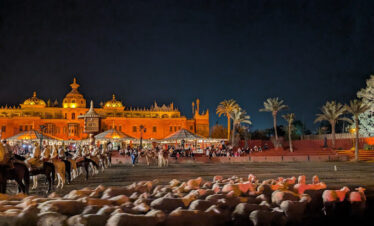 Forteresse-marocaine-traditionnelle-avec-des-cavaliers-devant-eclairee-la-nuit-lors-dune-entree-ceremoniale