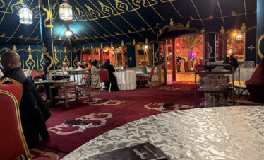Scene-de-diner-festif-dans-une-tente-marocaine