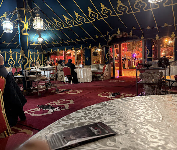 Scene-de-diner-festif-dans-une-tente-marocaine